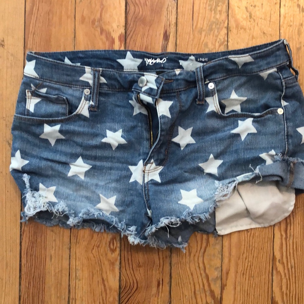 Star pattern cutoff jean shorts